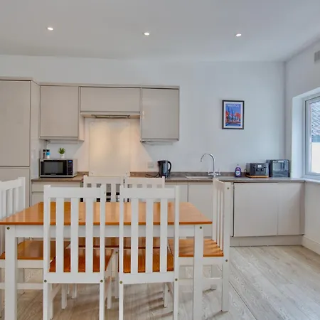 Modern 5-beds - Centre - Free Parking - Temple - By Hinkley Homes Short Lets & Serviced