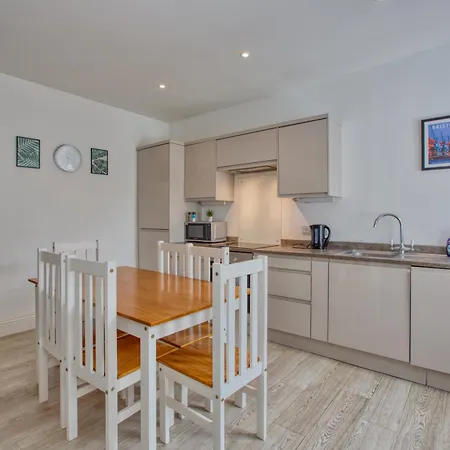 Modern 5-beds - Centre - Free Parking - Temple - By Hinkley Homes Short Lets & Serviced 公寓