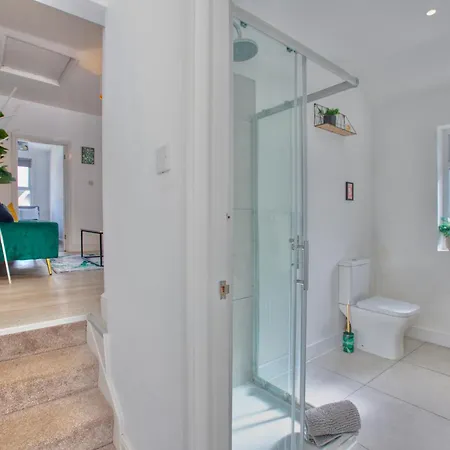 Modern 5-beds - Centre - Free Parking - Temple - By Hinkley Homes Short Lets & Serviced *